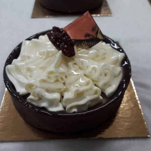 Tartaleta de choco blanco y sésamo negro