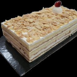SARA   Nata, chantilly, bizcocho blanco y almendras laminadas tostadas. Raciones: 6   10   15   20   30   40   60