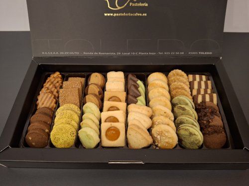 Cajas de Pastas de Té de 200g y 400g. Pastas surtidas con diferentes sabores y rellenos, según disponibilidad. Contienen frutos secos, cacahuete, huevo, lacteos, soja y gluten. Posible presencia de trazas de frutos de cascara.