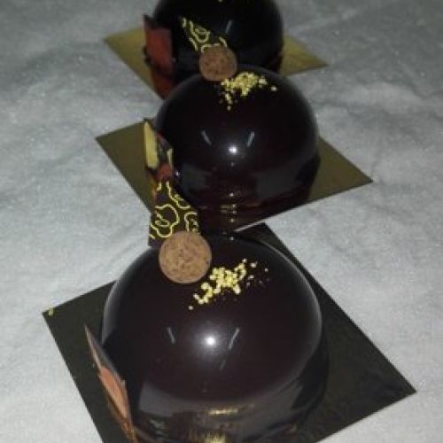 Postre de mousse de caramelo y chocolate