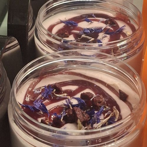 Mousse de te de violetas y grosellas negras