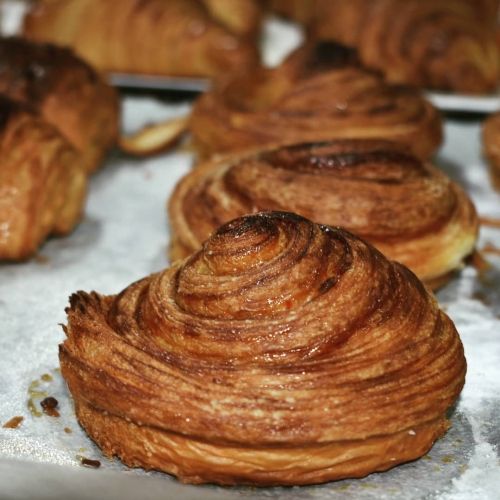 Kouign amann con virutas de naranja confitada